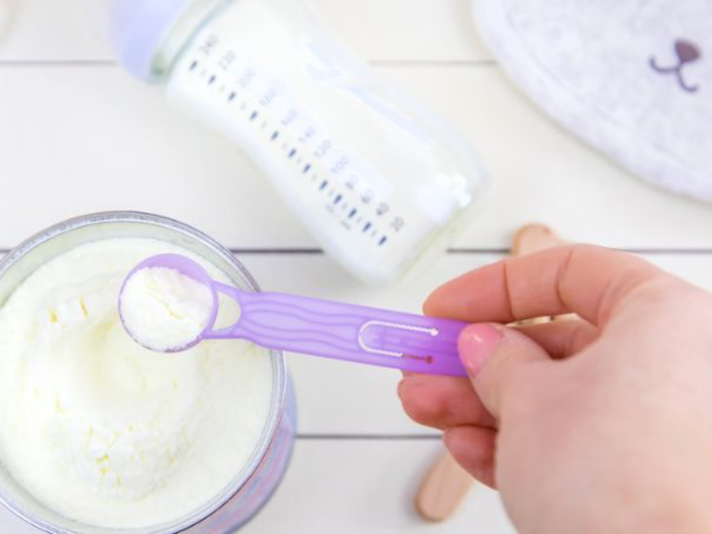 Không cho trẻ uống nhiều loại sữa bột cùng lúc