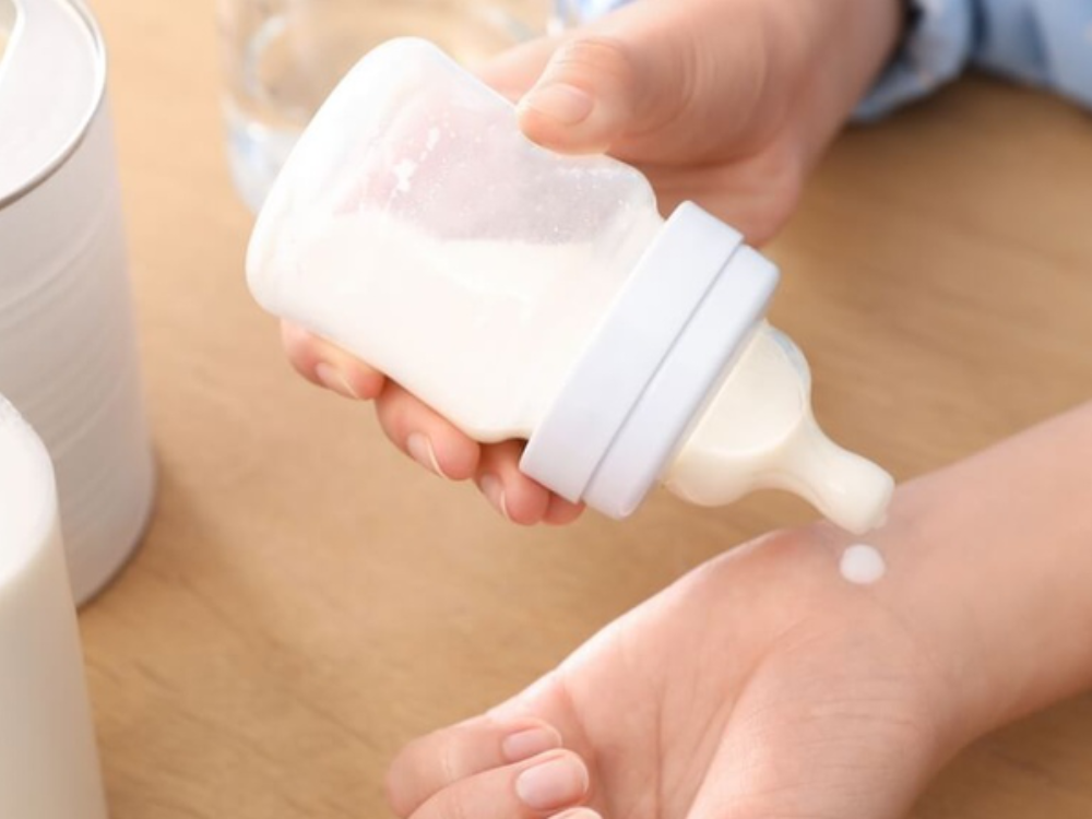 Nhiệt độ nước pha sữa lý tưởng cho bé
