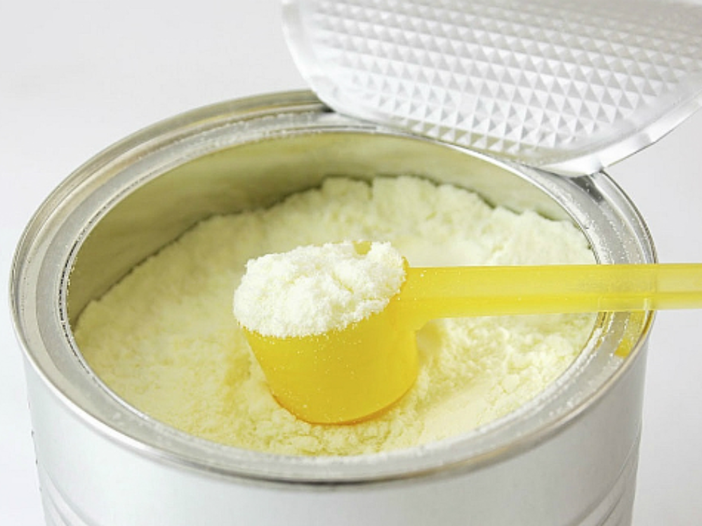 Chỉ pha một loại sữa cho bé uống